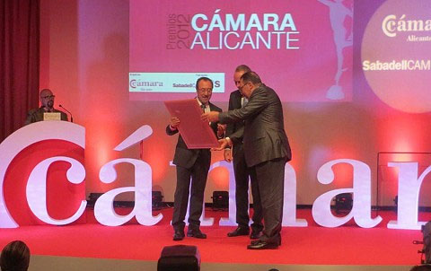 Vicente Berbegal, fundador de Actiu, recibe la insignia de Oro y Brillantes de la Cámara de Comercio